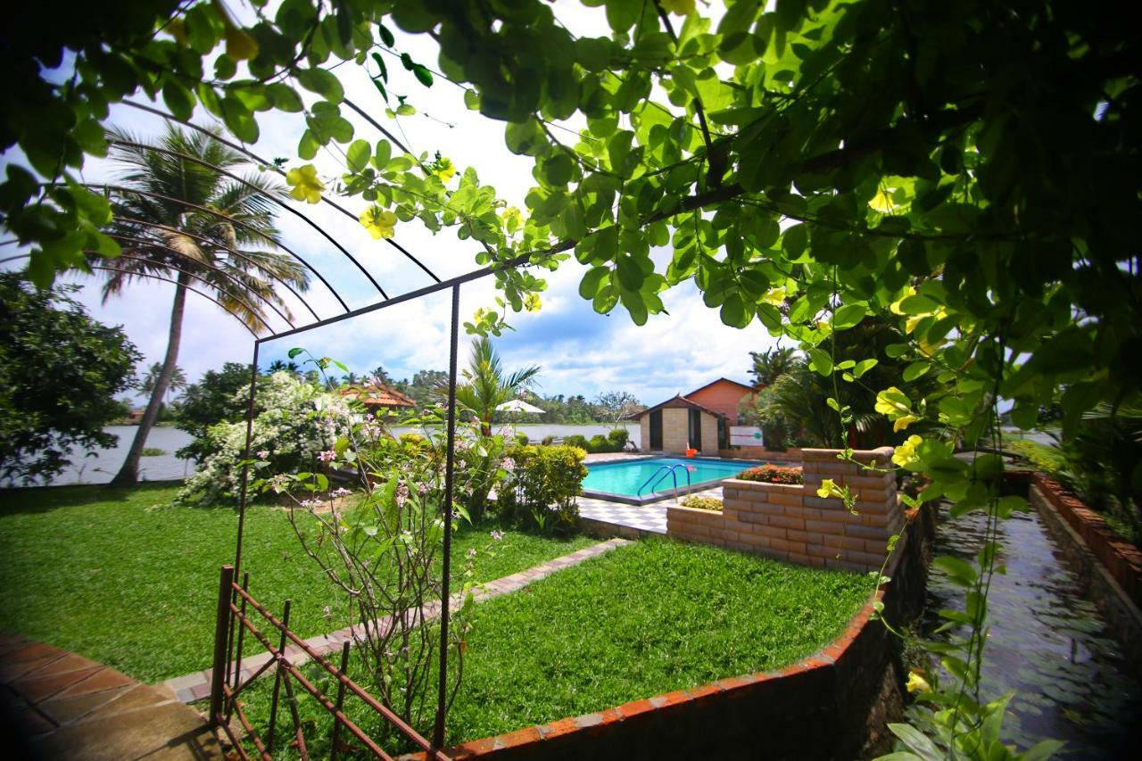 Green Palace Ayurveda Resort, Alleppey Alappuzha Bagian luar foto