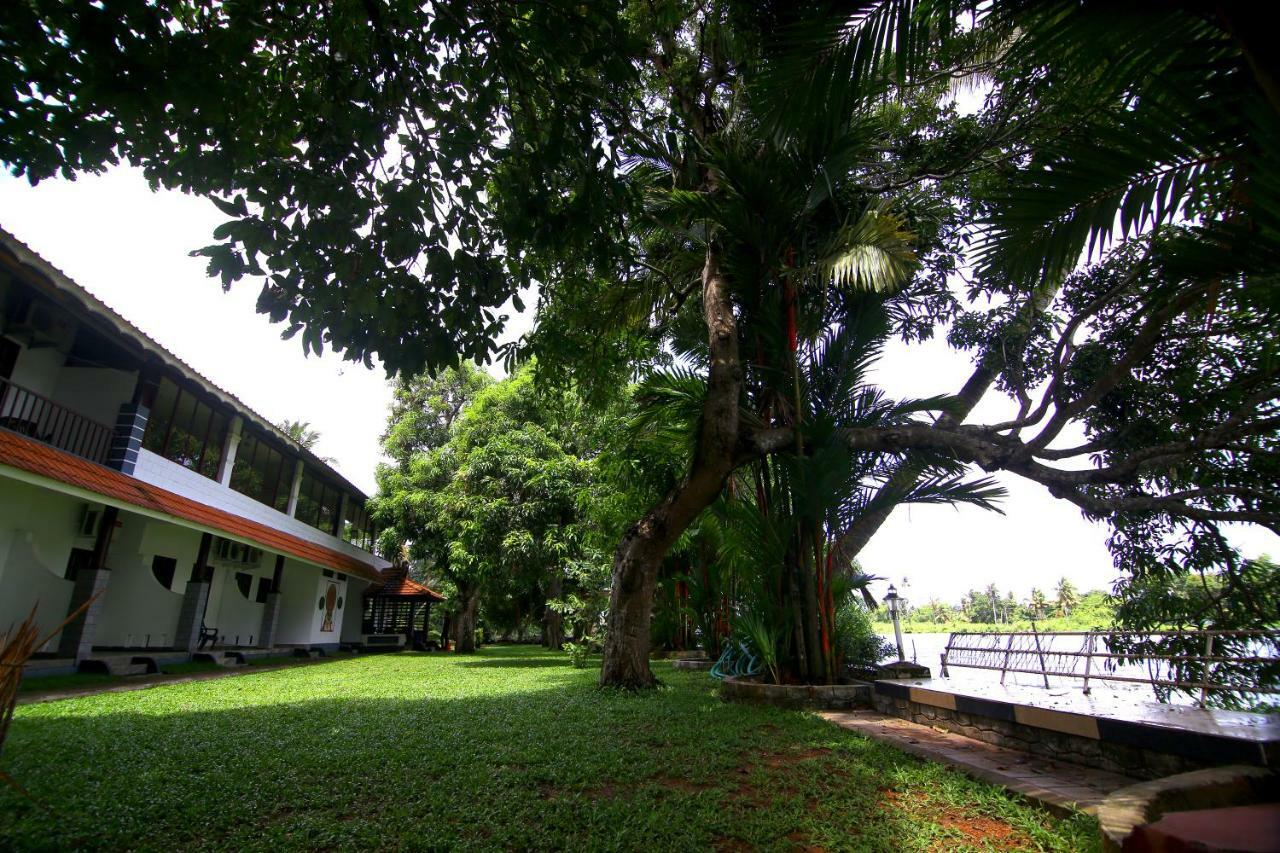 Green Palace Ayurveda Resort, Alleppey Alappuzha Bagian luar foto